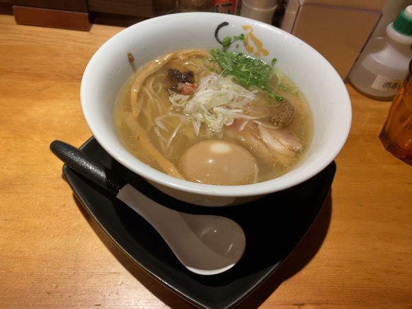 「味玉塩そば 1050円」@SOBAHOUSE 金色不如帰 新宿御苑本店の写真