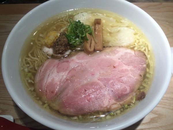 「鶏と魚貝の淡麗そば・塩そば+海老ワンタン(¥900+100)」@三馬路の写真