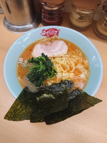 「辛ラーメン かため 少なめ 790円」@横浜ラーメン 町田家 新宿南口店の写真