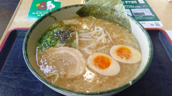 「にんたま醤油ラーメン」@にんたまラーメン ゆにろーず 大阪トラックステーション店の写真