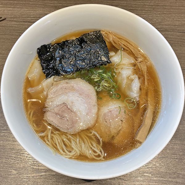 「醤油ワンタン麺」@支那そばや 本店の写真