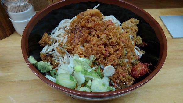 「冷やし大盛そば＋揚げ玉」@そば谷の写真