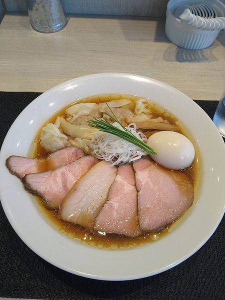 「特製中華蕎麦（大盛り）+ワンタン」@宍道湖しじみ中華蕎麦 琥珀 東京本店の写真
