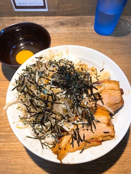 「限定 黒黒黒(汁なし)魚粉生姜マヨ 生卵」@麺屋 浜一の写真