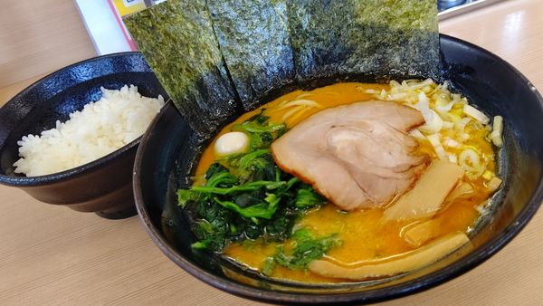 「醤油豚骨(並)800円+ホウレン草110円」@ゴル麺 用田店の写真