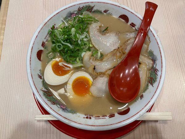 「炙り豚とろ麺　こってり　煮卵トッピング」@天下一品 天王寺駅北口店の写真