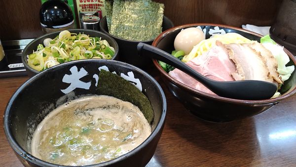 「限定/濃厚豚骨煮干しつけ麺+大盛り+SPトッピング+ネギめし」@ラーメン 大山家 昭島店の写真