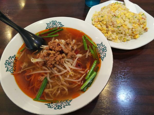「ラーメンセット　（台湾ラーメン＋炒飯）」@中華料理 郡華園の写真