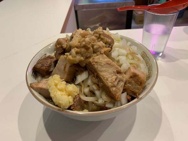 「ポン酢M+豚増し+玉ねぎ(1200円)」@ラーメンボーイズの写真