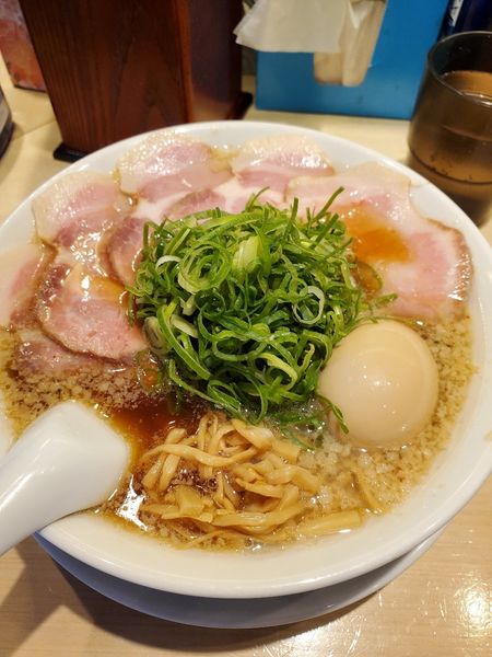 「特製京都熟成醤油らーめん　細麺　麺硬め　ネギ多め　背脂多め」@京都ラーメン 森井 飯田橋店の写真