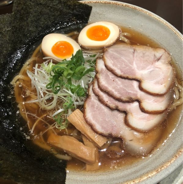 「鶏ガラ醤油デラックスラーメン」@越後秘蔵麺 無尽蔵 こいわ家の写真