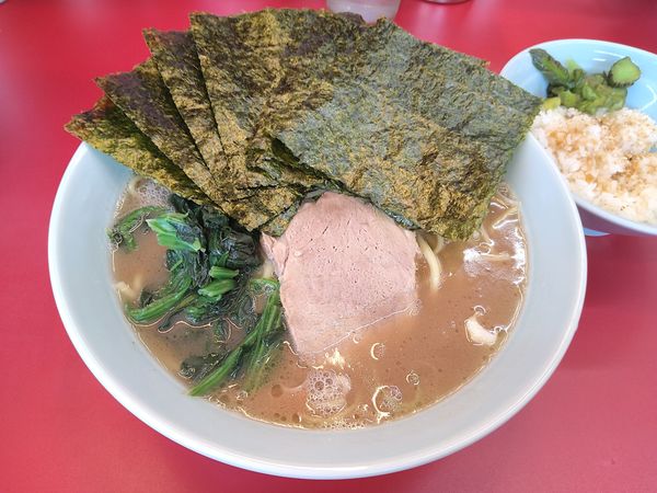 「ラーメン中　のり5枚　サービスライス小」@横浜ラーメン武蔵家 薬園台店の写真