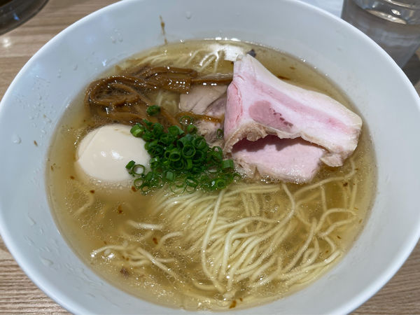 「豚塩そば＋味玉」@中華そば つるやの写真