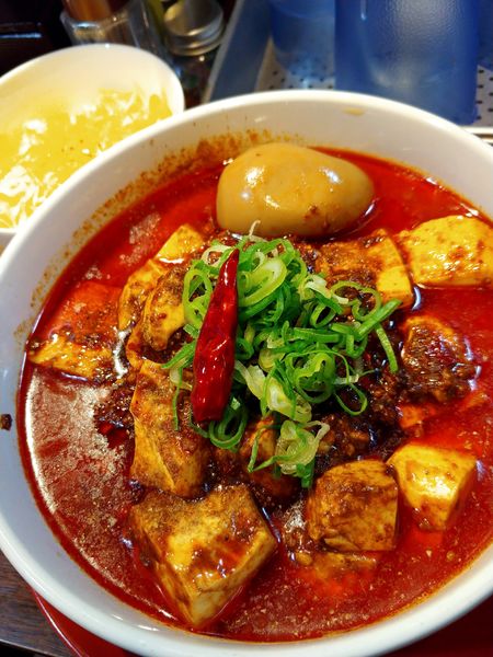 「麻婆麺【チーズライス付】」@中華そば 花京 天六店の写真