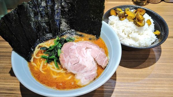 「辛威武ラーメン(味濃･麺硬)+海苔･ライス(サービス)」@横浜らーめん渡来武 総本店の写真