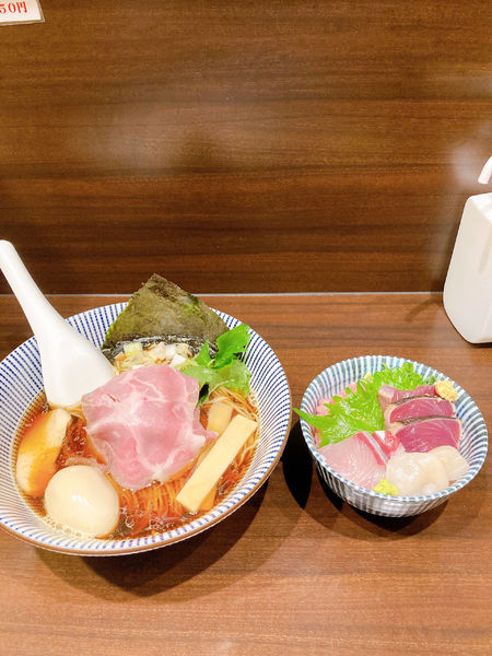 「特製黒醤油煮干しそば＋海鮮丼（ハマチ、ネギトロ、カツオ、ホタテ）」@寿製麺 よしかわ 西台駅前店の写真