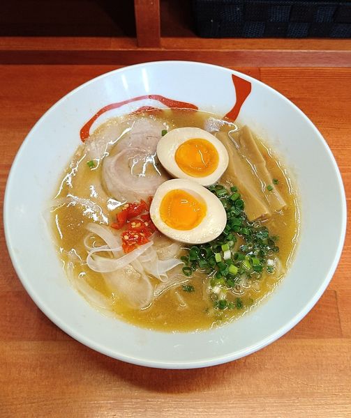 「(裏) 濃厚トマとんこつ 750円＋味玉 100円」@らーめん・油そば 笑びすの写真