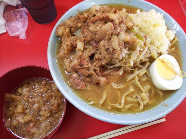 「半分ラーメンブタカス付　ニンニク多ちょいアブラ　900円」@ラーメン富士丸 東浦和店の写真