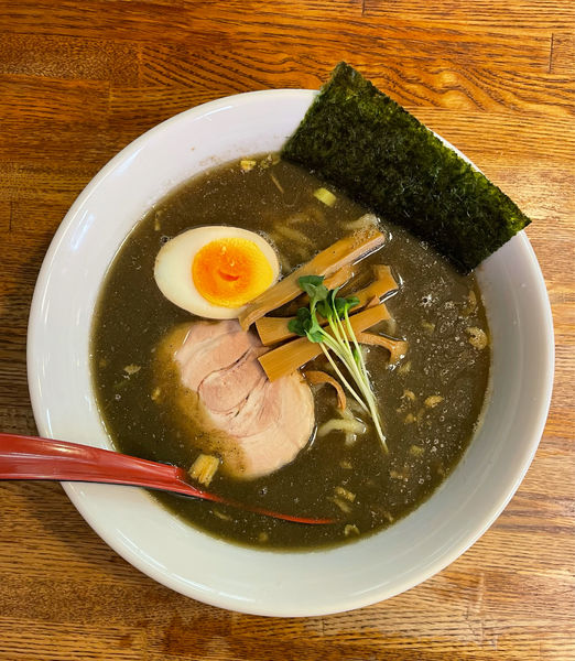 「煮干し醤油らーめん（追い煮干し、太麺）」@らーめん一芯の写真
