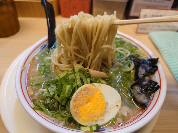 「ネギ淡口豚骨ラーメン880円＋かしわ飯150円」@空ノ色 王子店の写真