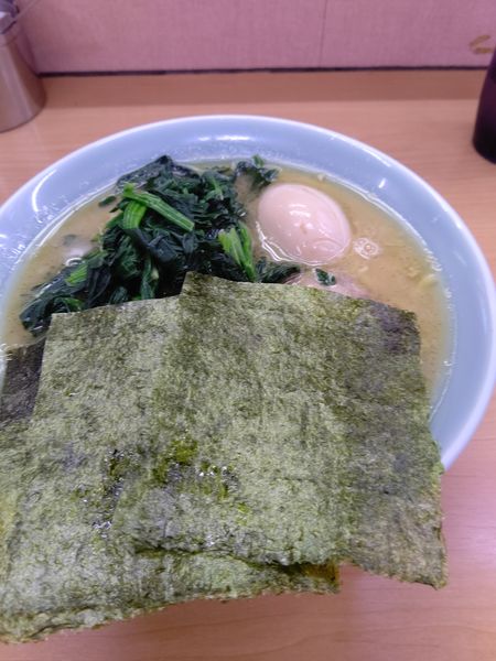 「ラーメン+味玉+ほうれん草」@横浜家系ラーメン 二代目 梅家の写真