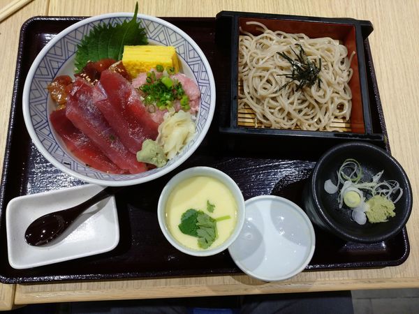 「まぐろ三色丼とおそばのセット」@海鮮三崎港 海老名S.A下り店の写真