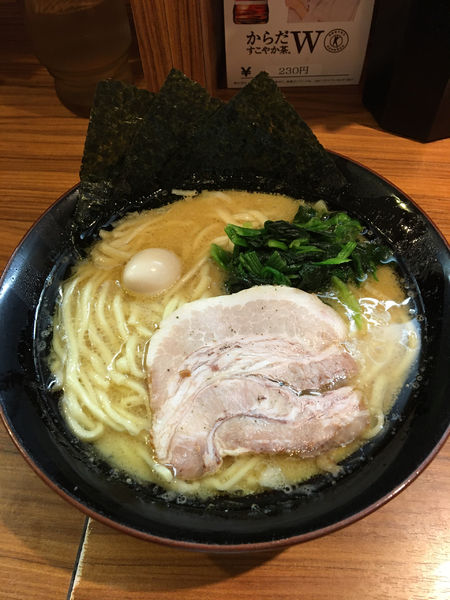 「家系醤油ラーメン 740円 → 550円」@横浜家系ラーメン 壱角家 新宿東南口店の写真