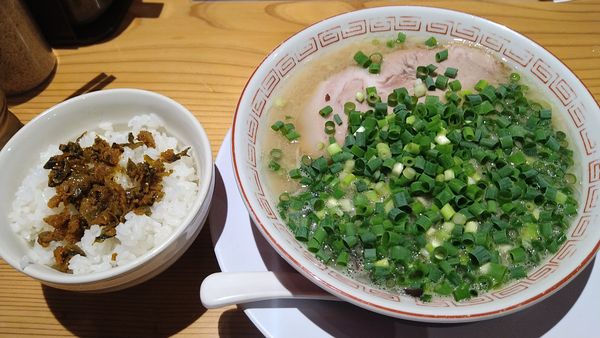 「博多ラーメン¥700+ネギ+半ライス+替玉各¥100-」@博多屋台の写真