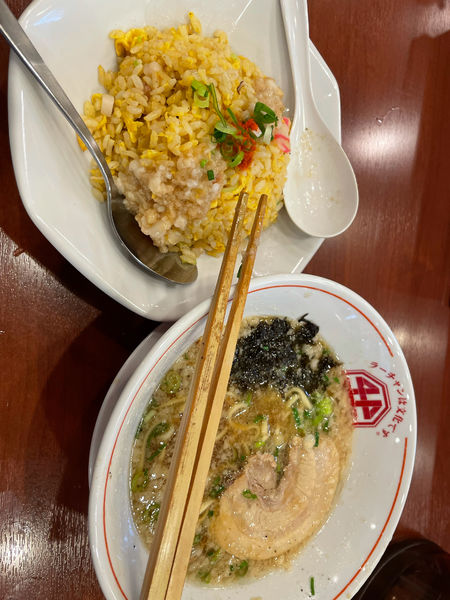 「背脂生姜醤油ラーメン半チャーハンセット」@ラーチャン専門 我武者羅 橋本店の写真