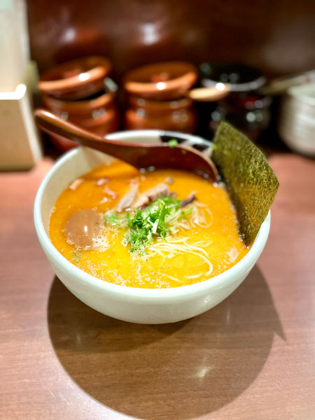 「朱油らーめん＋半熟煮玉子950円」@ばっこ志の写真