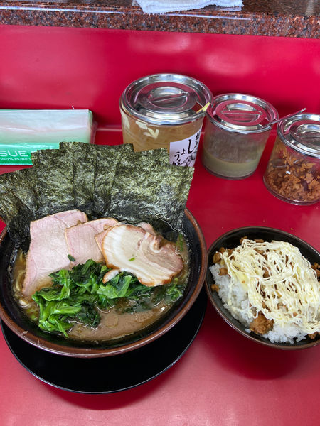 「チャーシューメン3枚中盛　海苔　青菜　バラチャーシュー　固め多め」@家系ラーメン 王道家の写真