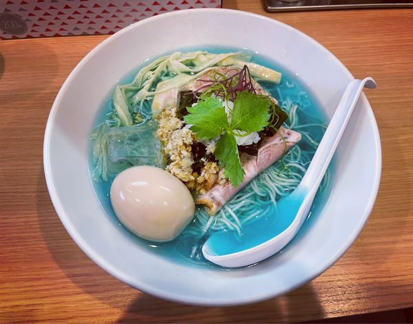 「限定 マリンブルーの風に抱かれて2021+味玉」@らーめんよっちゃん（仮）の写真