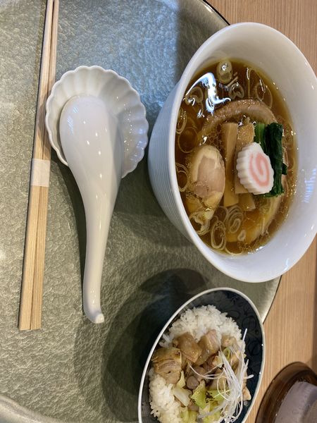 「深緑黒出汁1100円＋知床鶏もも炙り焼き丼420円かな？」@中華そば 深緑の写真