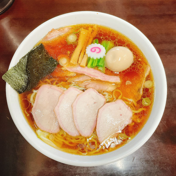 「焼豚ワンタン麺味玉入り」@とら食堂 松戸分店の写真