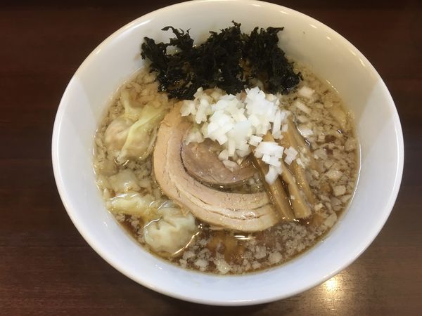 「醤油らーめん＋ワンタン」@ぶたとにぼしの写真