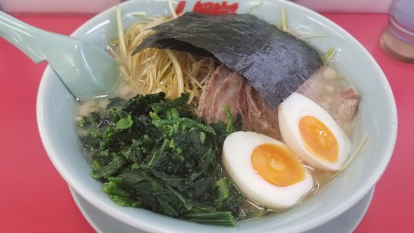 「醤油ネギチャーシュー麺　ほうれん草、味玉トッピング」@山岡家 松本店の写真