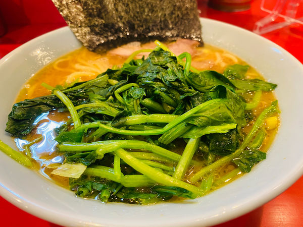 「並ラーメン710円ほうれん草120円」@横浜家系ラーメン 黄金家の写真