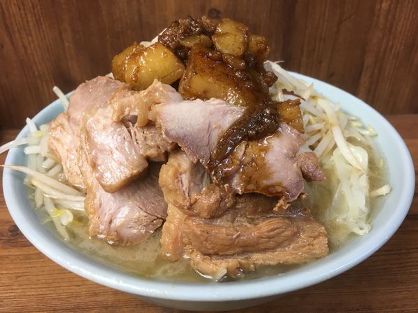 「ブタ入り（ﾔｻｲ ﾆﾝﾆｸ ｱﾌﾞﾗ）」@ラーメン二郎 池袋東口店の写真