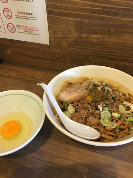 「辛痺坦々麺　900円　生卵　50円」@男気らーめん アカギの写真