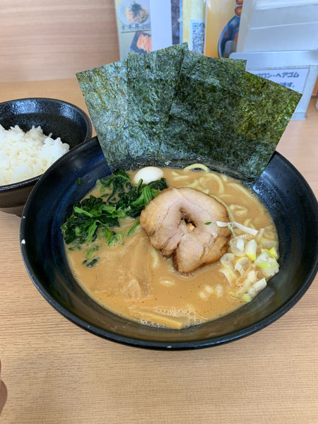 「豚骨醤油ラーメン」@ゴル麺 用田店の写真