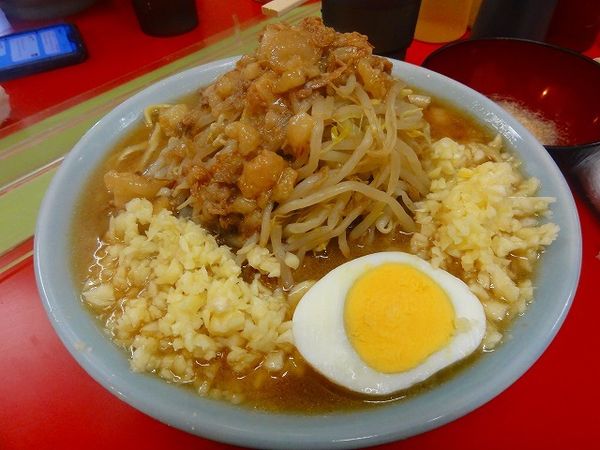 「富士丸ラーメン900円少な目生卵チョイ脂ニンニク多め」@ラーメン富士丸 東浦和店の写真