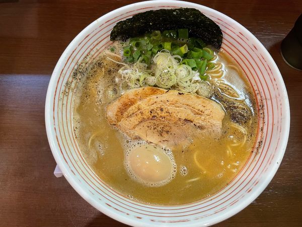 「濃い鶏醤油ラーメン　煮卵」@山麺の写真