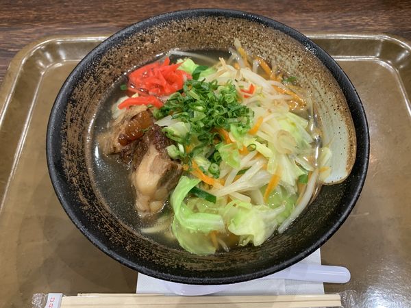 「温野菜ソーキそば 704円」@めん家 那覇メインプレイス店の写真