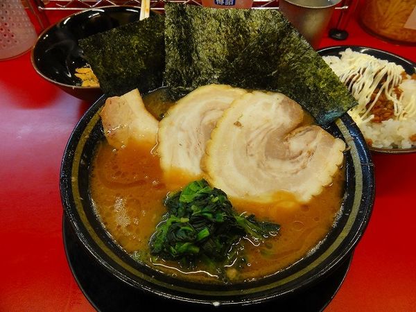 「ラーメン700円薄多ライス50円バラ2枚100円🍺200円」@柏 王道家の写真