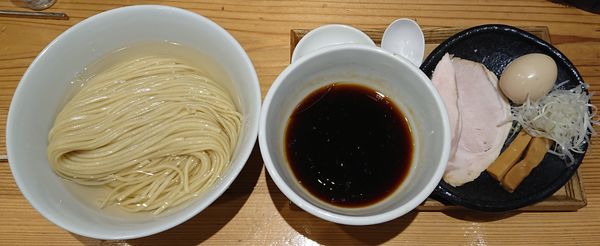 「醤油つけ麺(300g)(コーチン油)＋藻塩&すだち＋味玉」@麺屋鈴春の写真