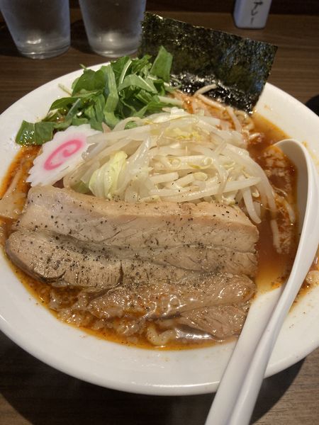 「赤ラーメン（並）¥900」@ヤマネコ軒の写真