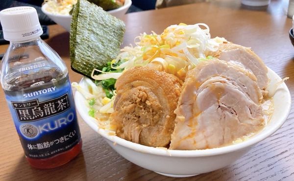 「らーめん(豚1枚)ﾔｻｲﾆﾝﾆｸﾈｷﾞﾗｰﾕ＋豚券＋のり＋レン草」@ちばから 郡山店の写真