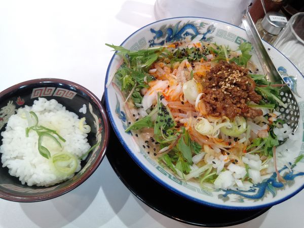 「冷し坦々麺　８９０円　麺大盛無料ライス付き」@北海道らーめん みそ熊 北千住店の写真