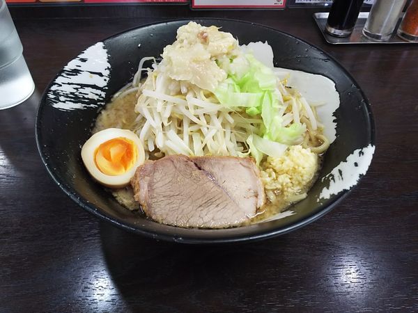 「醤油ラーメン並 チャーシュー1枚 半味玉 ニンニク、脂マシ」@ラーメンいつきの写真