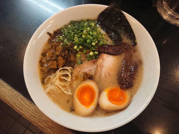 「高菜麺 950円＋ 手羽先煮付 100円」@らーめん 茂木の写真